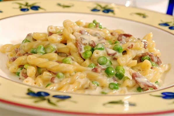 Following the Mediterranean diet, you can cook savory pasta with peas