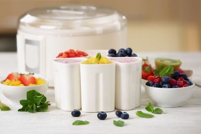 Lose weight of fruits and berry yogurt